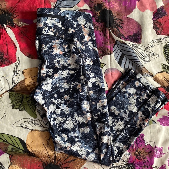 Lululemon Speed Up Crop - Picture 4 of 9